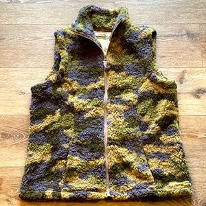Gingerly Fleece Camo Vest
